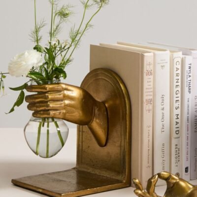 Buchstütze mit Hand und Vase