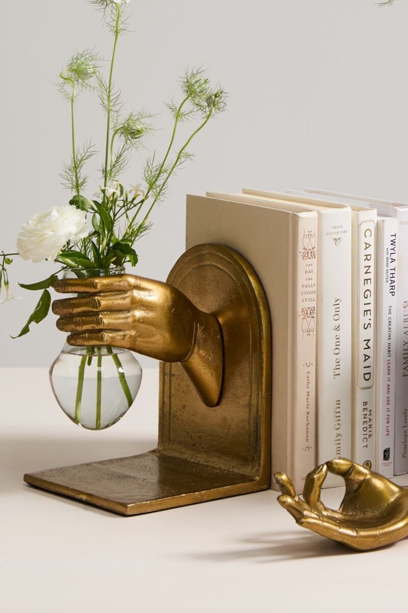 Buchstütze mit Hand und Vase